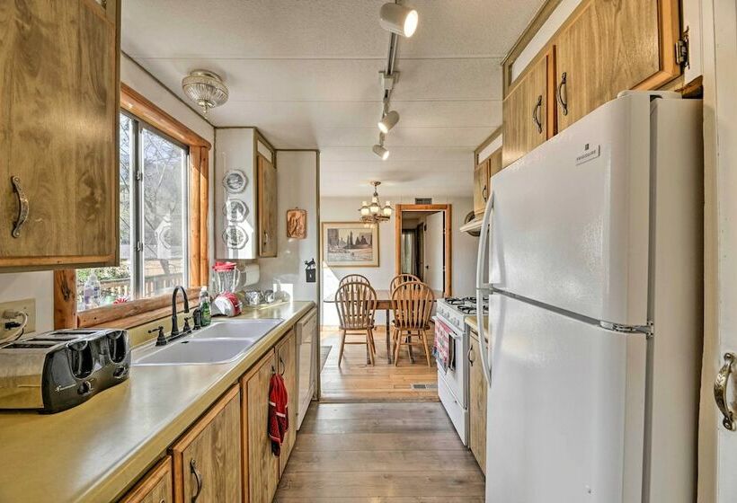 Singlestory Grants Pass Home W/ Fire Pit!