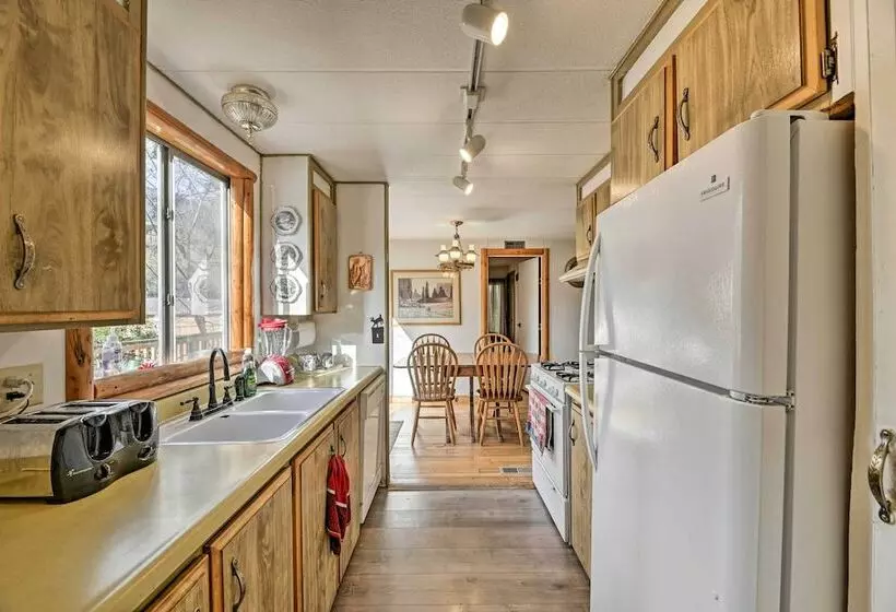 Singlestory Grants Pass Home W/ Fire Pit!