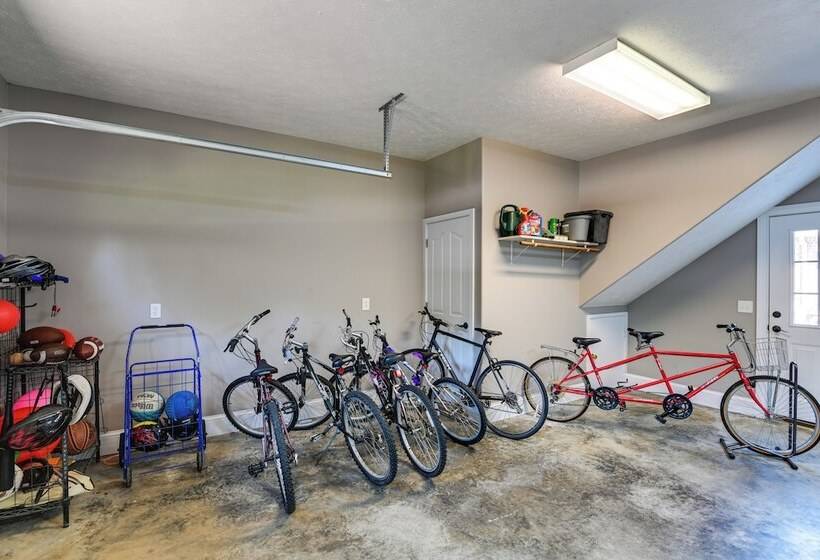 Lebanon Family Getaway W/ Pool, Bikes & Trails!