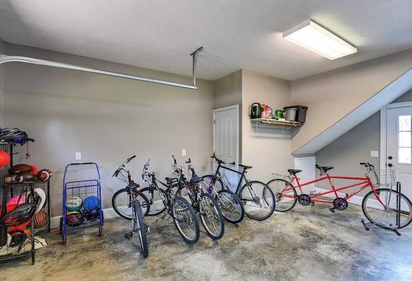 Lebanon Family Getaway W/ Pool, Bikes & Trails!