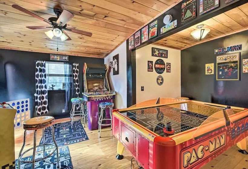 Strawberry Plains Cabin: Private Pond & Game Room!