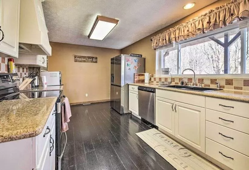 Strawberry Plains Cabin: Private Pond & Game Room!