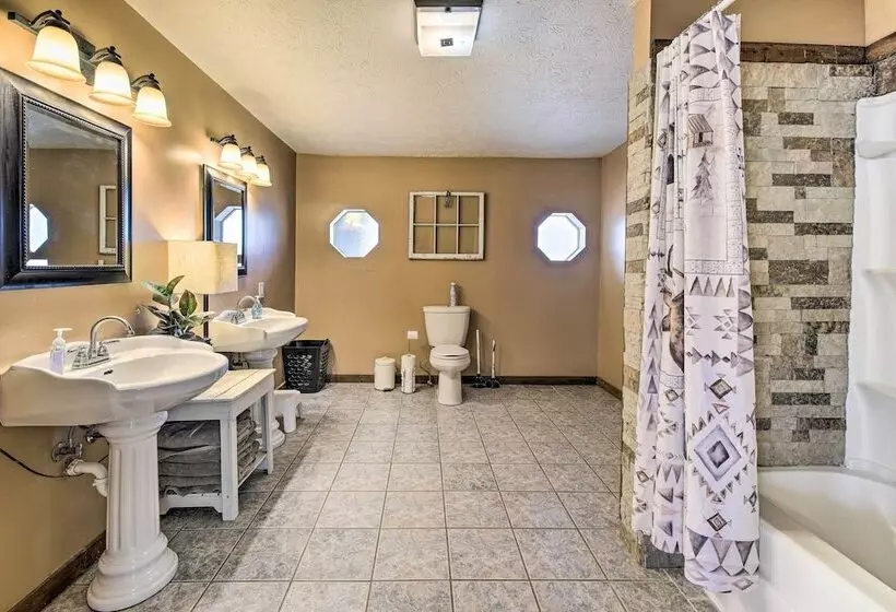 Strawberry Plains Cabin: Private Pond & Game Room!