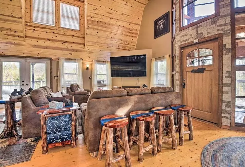 Strawberry Plains Cabin: Private Pond & Game Room!