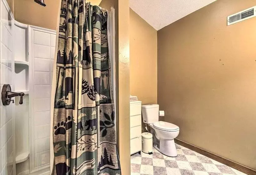 Strawberry Plains Cabin: Private Pond & Game Room!