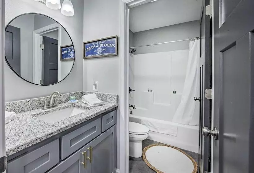 Stunning Avinger Retreat On Lake O  The Pines