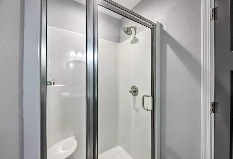 Stunning Avinger Retreat On Lake O  The Pines