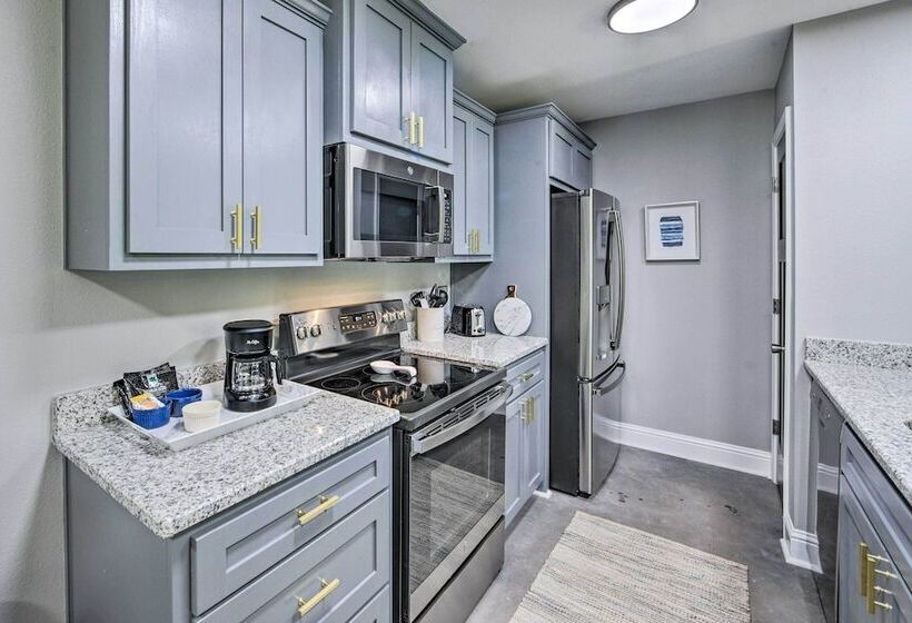 Stunning Avinger Retreat On Lake O  The Pines