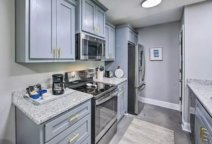 Stunning Avinger Retreat On Lake O  The Pines