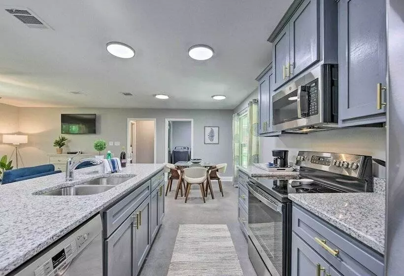 Stunning Avinger Retreat On Lake O  The Pines