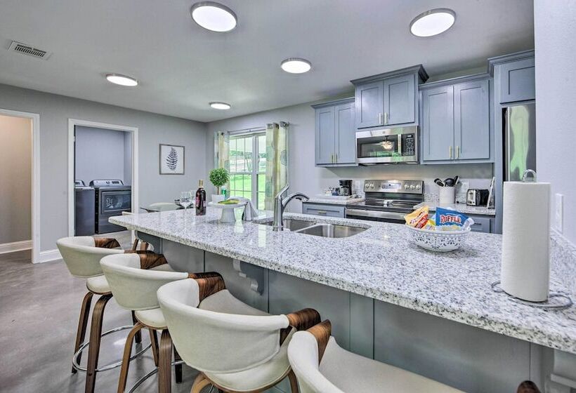 Stunning Avinger Retreat On Lake O  The Pines