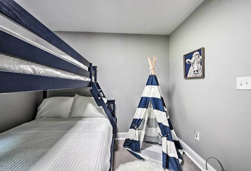 Stunning Avinger Retreat On Lake O  The Pines