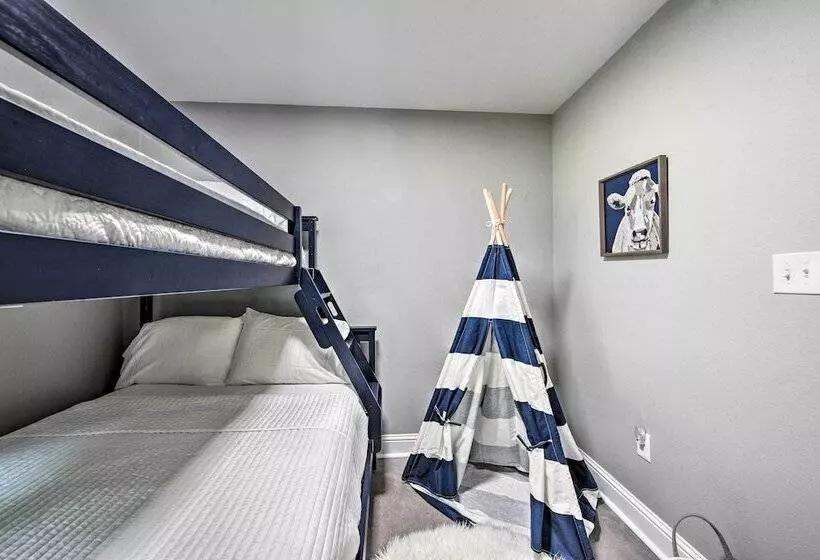 Stunning Avinger Retreat On Lake O  The Pines