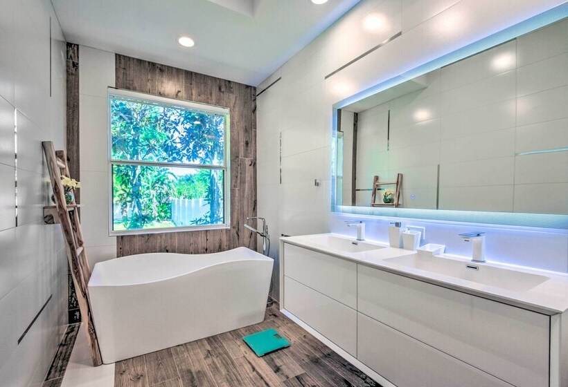 Sun Soaked Sarasota Oasis W/ Pool & Hot Tub!