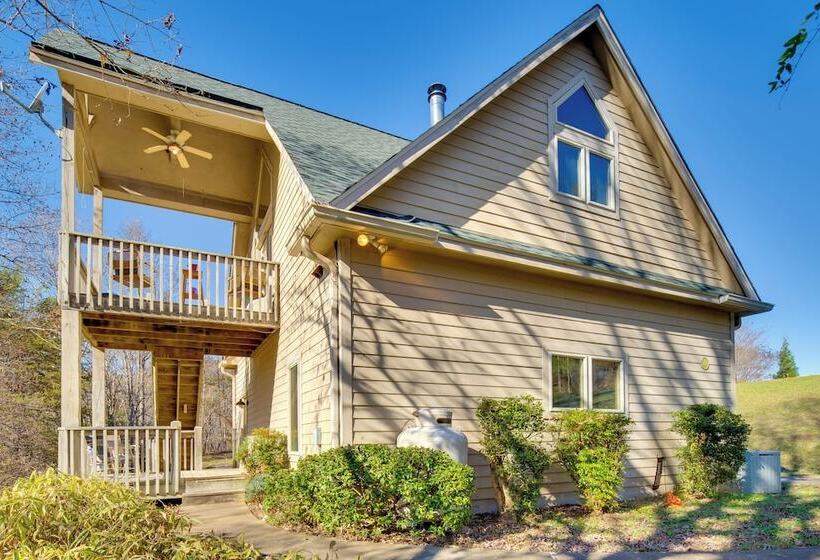 Peaceful Lake Lure Cabin W/ Fireplace!