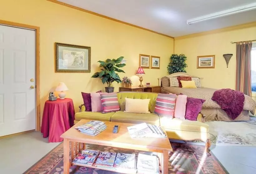 Peaceful Lake Lure Cabin W/ Fireplace!