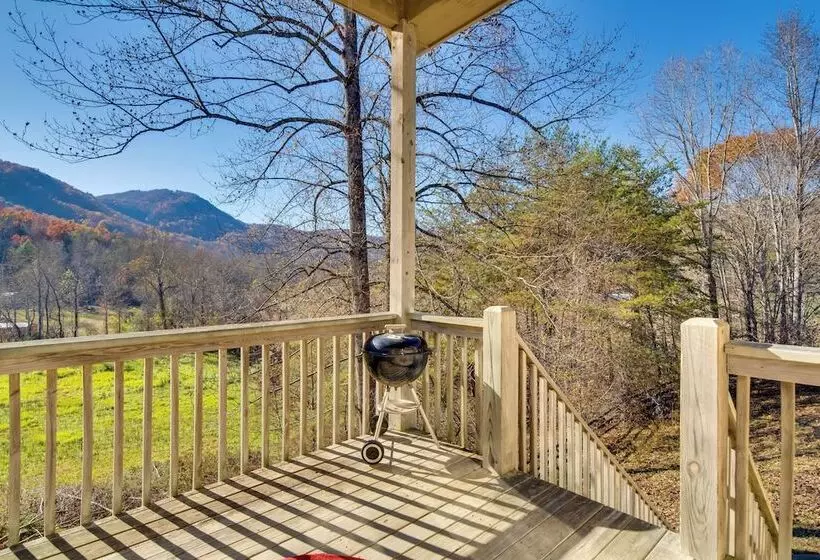 Peaceful Lake Lure Cabin W/ Fireplace!