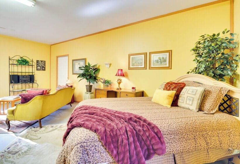 Peaceful Lake Lure Cabin W/ Fireplace!