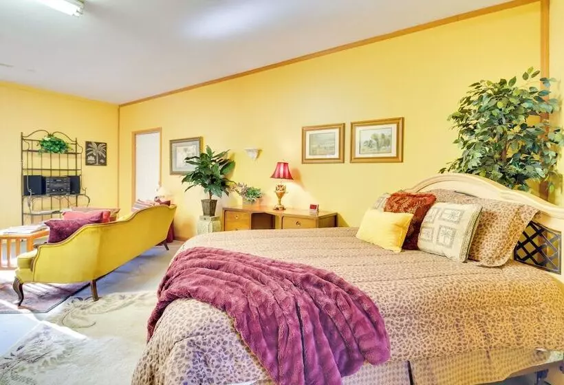 Peaceful Lake Lure Cabin W/ Fireplace!