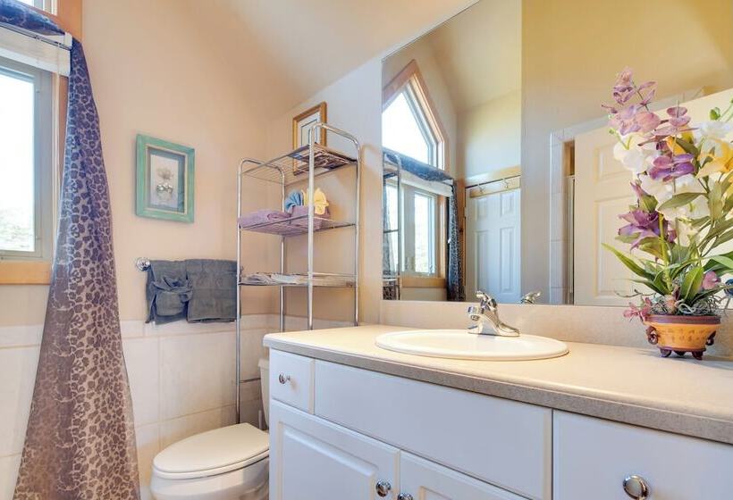 Peaceful Lake Lure Cabin W/ Fireplace!