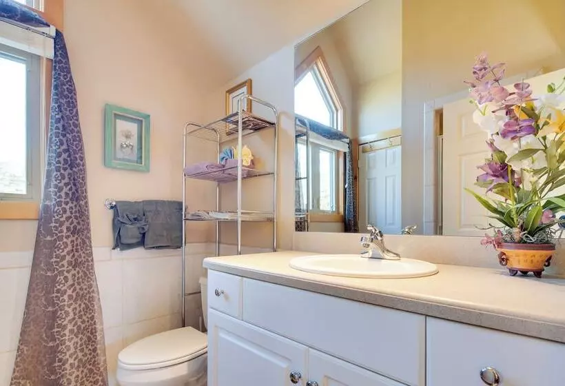 Peaceful Lake Lure Cabin W/ Fireplace!