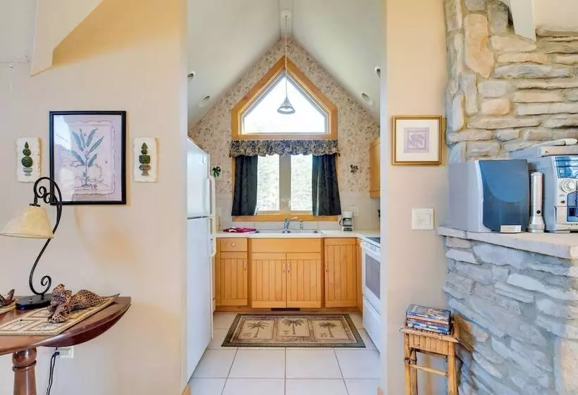 Peaceful Lake Lure Cabin W/ Fireplace!