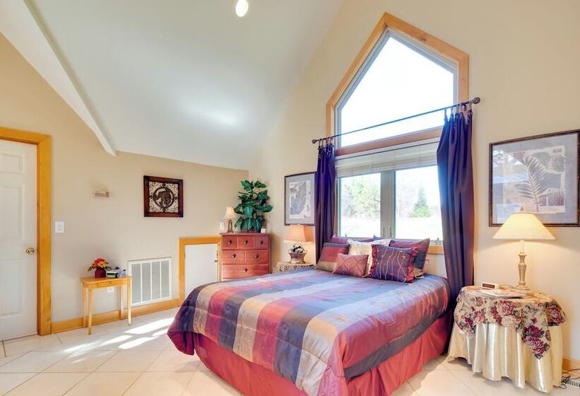 Peaceful Lake Lure Cabin W/ Fireplace!