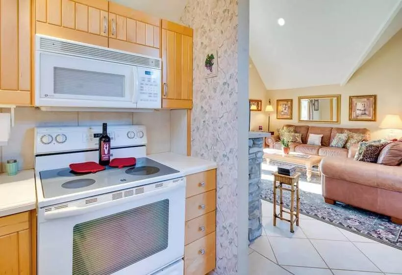 Peaceful Lake Lure Cabin W/ Fireplace!