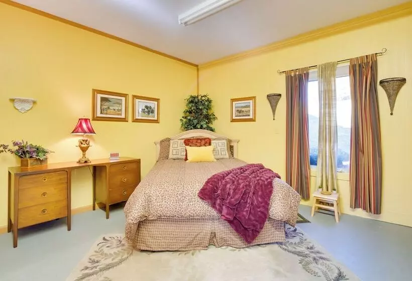 Peaceful Lake Lure Cabin W/ Fireplace!