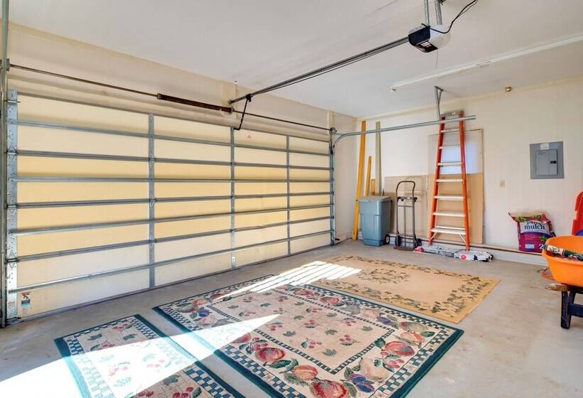 Peaceful Lake Lure Cabin W/ Fireplace!