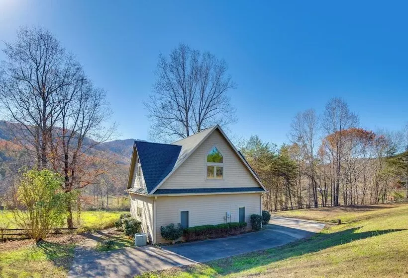 Peaceful Lake Lure Cabin W/ Fireplace!