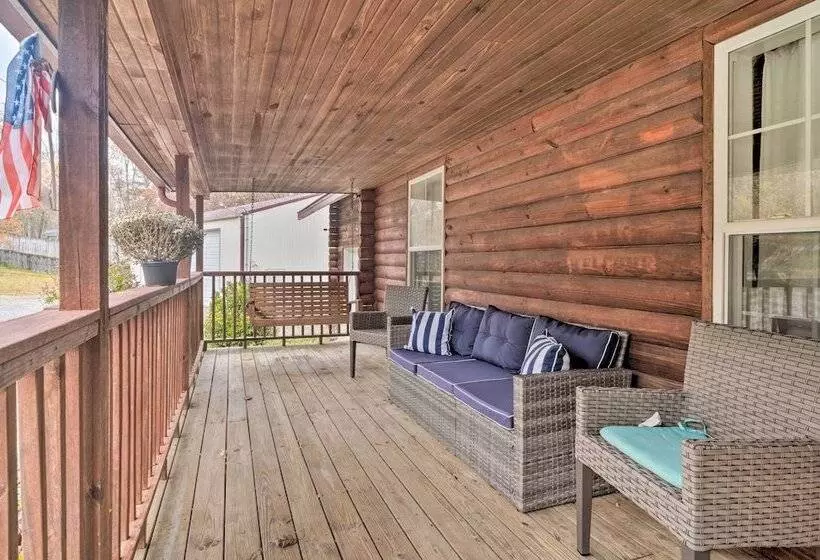 Woodsy Kentucky Escape W/ Game Room & Lake Access!