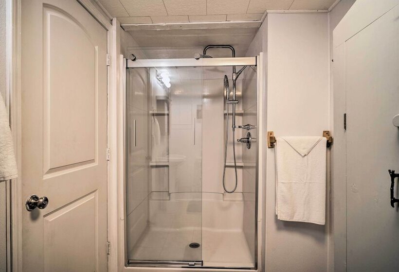 Woodsy Kentucky Escape W/ Game Room & Lake Access!