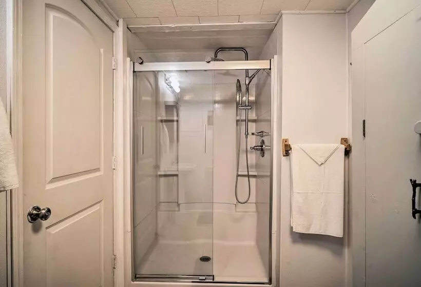 Woodsy Kentucky Escape W/ Game Room & Lake Access!