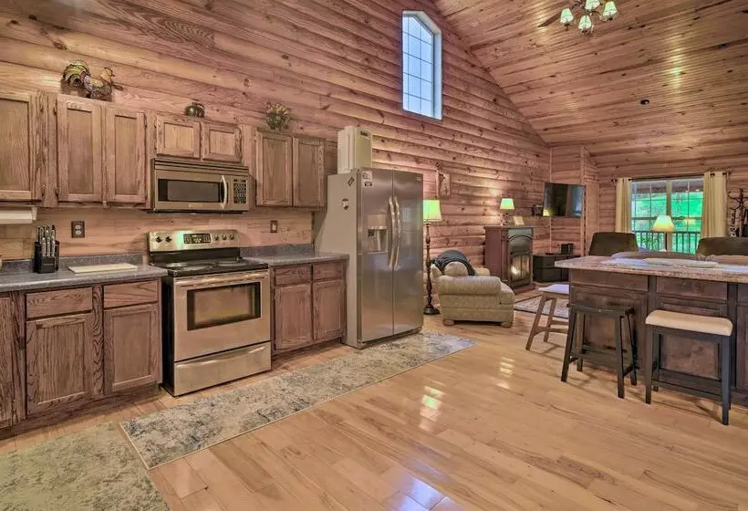 Woodsy Kentucky Escape W/ Game Room & Lake Access!