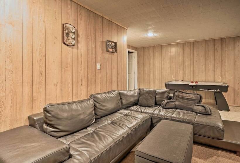 Woodsy Kentucky Escape W/ Game Room & Lake Access!