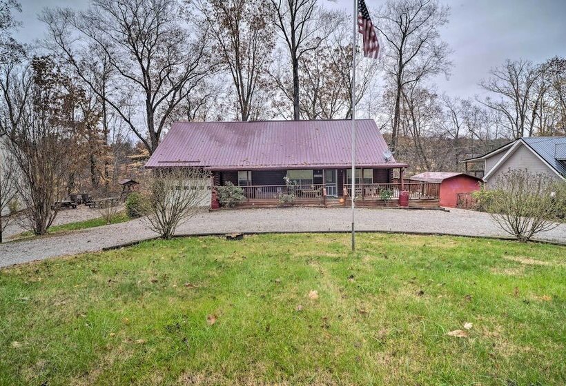 Woodsy Kentucky Escape W/ Game Room & Lake Access!