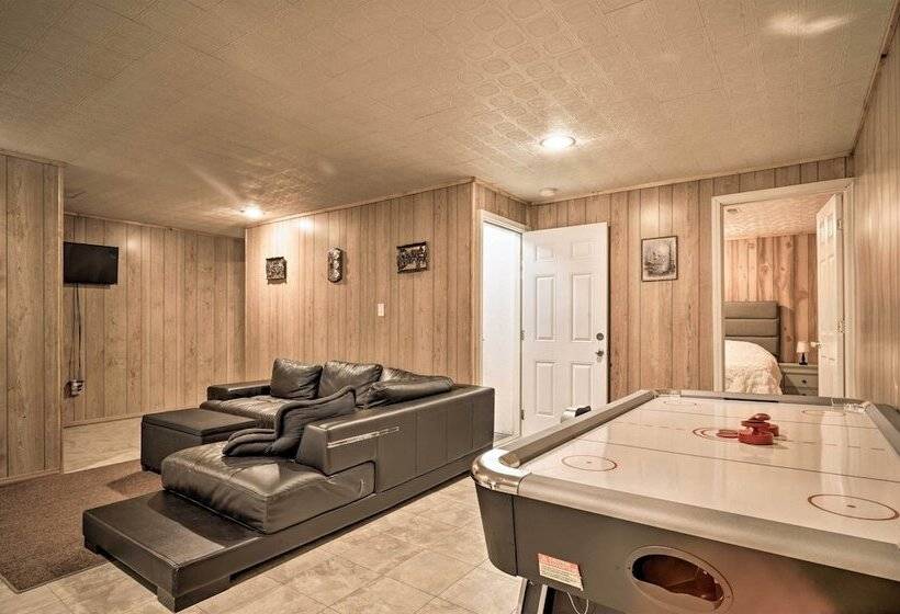 Woodsy Kentucky Escape W/ Game Room & Lake Access!
