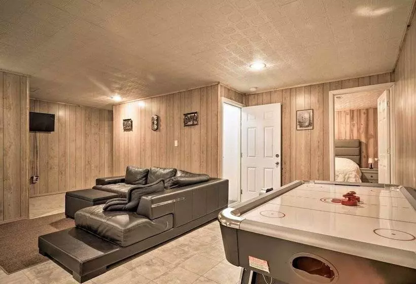 Woodsy Kentucky Escape W/ Game Room & Lake Access!