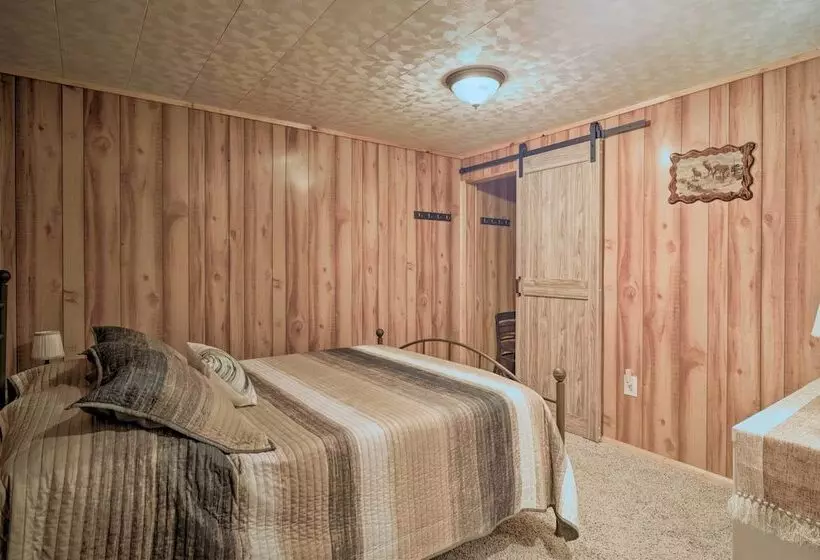 Woodsy Kentucky Escape W/ Game Room & Lake Access!