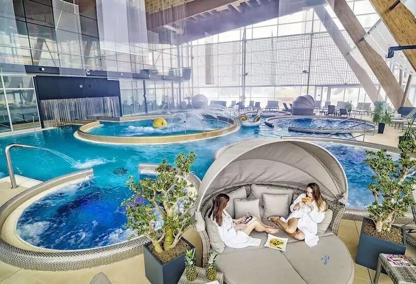هتل Aquacity Seasons