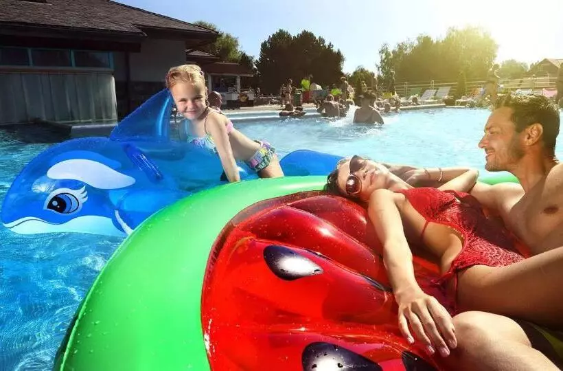 هتل Aquacity Seasons