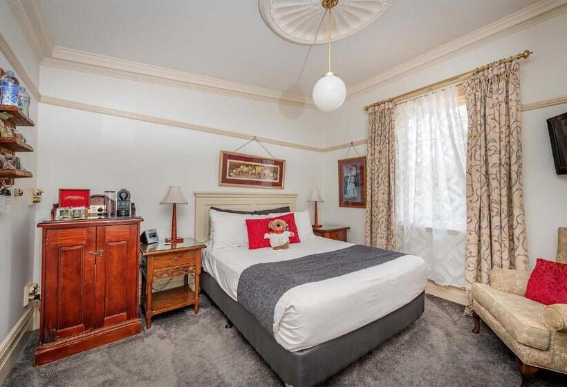 Отель Cobb & Co Court Boutique