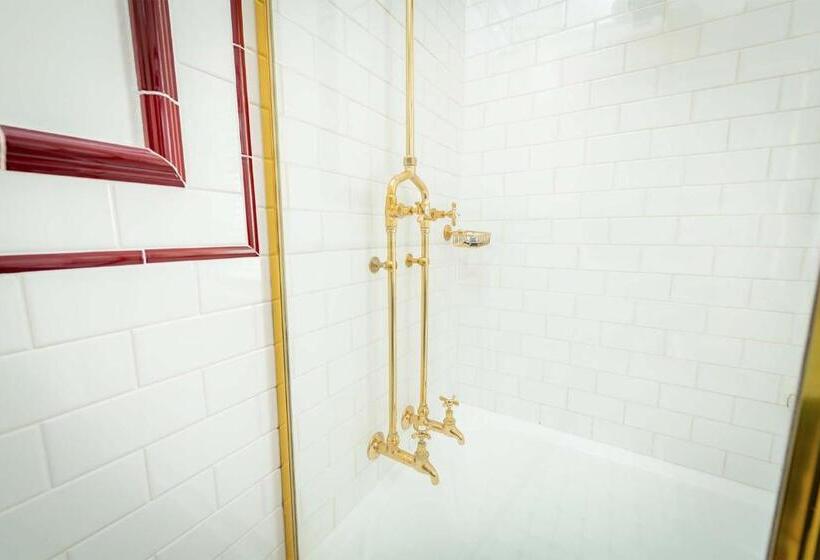 Отель Cobb & Co Court Boutique