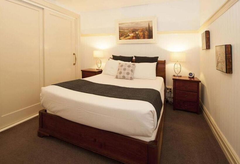 Отель Cobb & Co Court Boutique