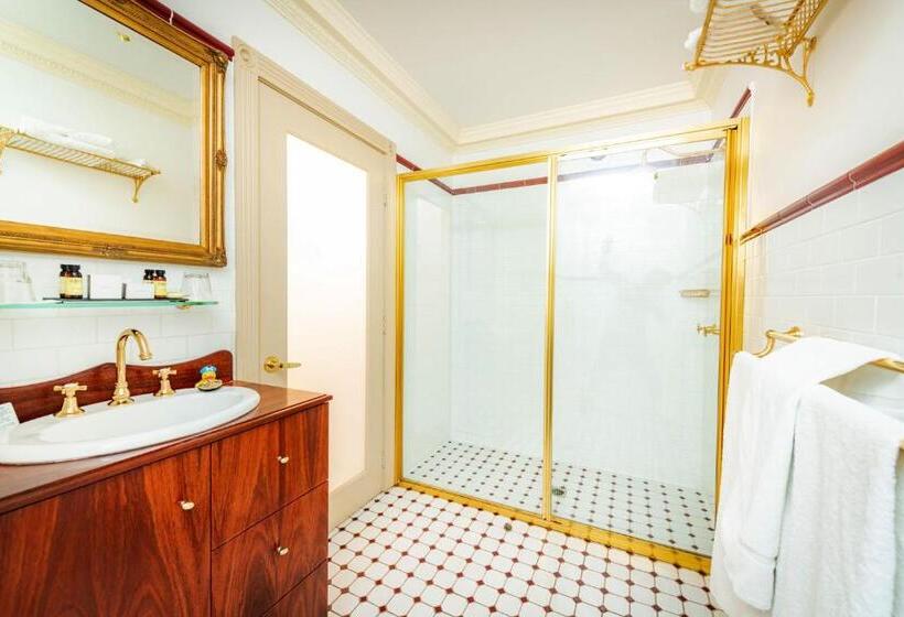 Отель Cobb & Co Court Boutique