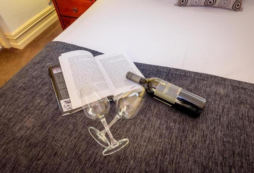 Отель Cobb & Co Court Boutique