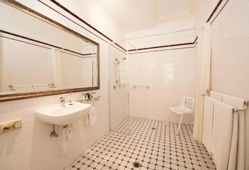 Отель Cobb & Co Court Boutique