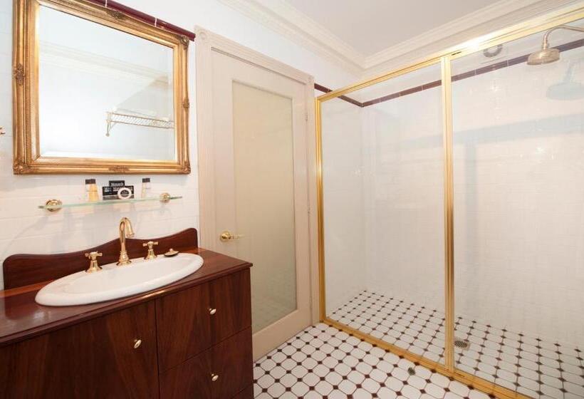 Отель Cobb & Co Court Boutique