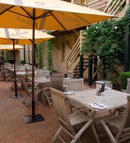 Отель Cobb & Co Court Boutique